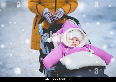 Maman marche avec l'enfant dans le parc Banque D'Images