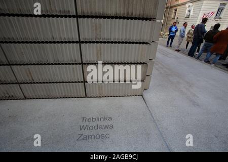 Vienne est la capitale et la plus grande ville d'Autriche. L'Autriche, Vienne est la ville de primates, avec une population d'environ 1,9 millions de dollars. La Judenplatz Holocaust Memorial également connu sous le nom de la Bibliothèque sans nom se trouve dans le premier district de Judenplatz de Vienne. C'est le central memorial pour l'Autriche, victimes de l'Holocauste et a été conçu par l'artiste britannique Rachel Whiteread.Le mémorial a commencé par une initiative de Simon Wiesenthal. Wiesenthal est devenu un porte-parole de l'infraction publique prises au Mahnmal gegen Krieg und Faschismus Albertinaplatz, en, créé par Alfred Hrdlicka en 1988, qui por Banque D'Images