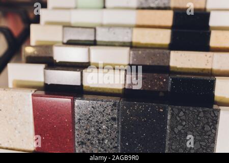 Magasin d'ameublement démontrant les variantes de pierre pour comptoir de cuisine Banque D'Images