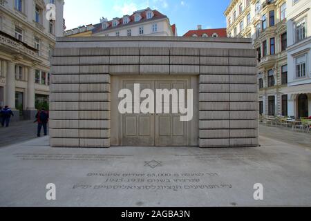 Vienne est la capitale et la plus grande ville d'Autriche. L'Autriche, Vienne est la ville de primates, avec une population d'environ 1,9 millions de dollars. La Judenplatz Holocaust Memorial également connu sous le nom de la Bibliothèque sans nom se trouve dans le premier district de Judenplatz de Vienne. C'est le central memorial pour l'Autriche, victimes de l'Holocauste et a été conçu par l'artiste britannique Rachel Whiteread.Le mémorial a commencé par une initiative de Simon Wiesenthal. Wiesenthal est devenu un porte-parole de l'infraction publique prises au Mahnmal gegen Krieg und Faschismus Albertinaplatz, en, créé par Alfred Hrdlicka en 1988, qui por Banque D'Images