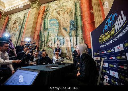 Fallon Sherrock avec Matt Porter Directeur, Directeur, Société fléchettes professionnelle lors d'une conférence de presse le jour six des Championnats du Monde de William Hill à Alexandra Palace, Londres. Banque D'Images