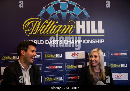 Fallon Sherrock avec Matt Porter Directeur, Directeur, Société fléchettes professionnelle lors d'une conférence de presse le jour six des Championnats du Monde de William Hill à Alexandra Palace, Londres. Banque D'Images