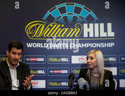 Fallon Sherrock avec Matt Porter Directeur, Directeur, Société fléchettes professionnelle lors d'une conférence de presse le jour six des Championnats du Monde de William Hill à Alexandra Palace, Londres. Banque D'Images