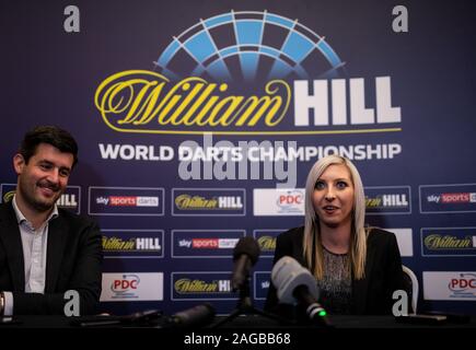 Fallon Sherrock avec Matt Porter Directeur, Directeur, Société fléchettes professionnelle lors d'une conférence de presse le jour six des Championnats du Monde de William Hill à Alexandra Palace, Londres. Banque D'Images