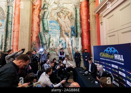 Fallon Sherrock avec Matt Porter Directeur, Directeur, Société fléchettes professionnelle lors d'une conférence de presse le jour six des Championnats du Monde de William Hill à Alexandra Palace, Londres. Banque D'Images