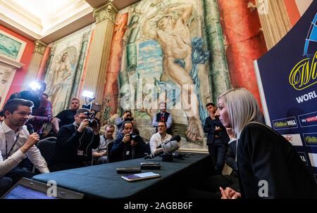 Fallon Sherrock avec Matt Porter Directeur, Directeur, Société fléchettes professionnelle lors d'une conférence de presse le jour six des Championnats du Monde de William Hill à Alexandra Palace, Londres. Banque D'Images