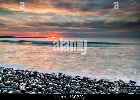 Coucher De Soleil Sur Westward Ho! Plage, North Devon, Royaume-Uni Banque D'Images