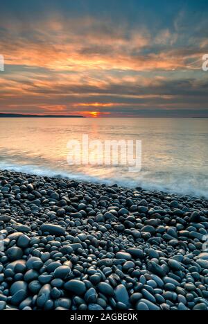 Coucher De Soleil Sur Westward Ho! Plage, North Devon, Royaume-Uni Banque D'Images