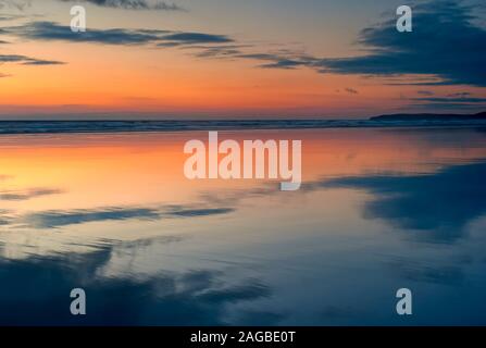 Coucher De Soleil Sur Westward Ho! Plage, North Devon, Royaume-Uni Banque D'Images