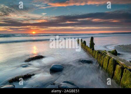 Coucher De Soleil Sur Westward Ho! Plage, North Devon, Royaume-Uni Banque D'Images