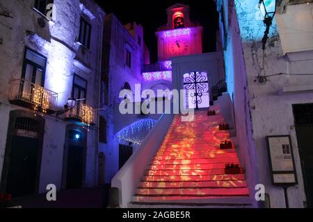 Église illuminée de couleurs de Noël dans le petit carré de la ville de la Côte Amalfitaine Banque D'Images