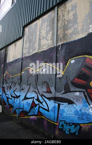 Murale colorée sur l'article de Cupar Way, mur de la paix l'un des murs de la paix, ou la paix des lignes, à Belfast, en Irlande du Nord les barrières de séparation. Banque D'Images