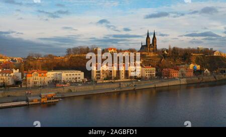 Vue aérienne de Vesehrad sur la Vltava au coucher du soleil la lumière dans l'hiver à Prague, République Tchèque Banque D'Images