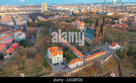 Vue aérienne de Vesehrad sur la Vltava au coucher du soleil la lumière dans l'hiver à Prague, République Tchèque Banque D'Images