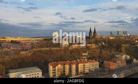 Vue aérienne de Vesehrad sur la Vltava au coucher du soleil la lumière dans l'hiver à Prague, République Tchèque Banque D'Images