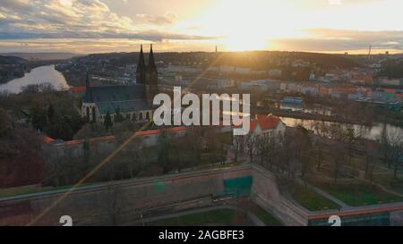 Vue aérienne de Vesehrad sur la Vltava au coucher du soleil la lumière dans l'hiver à Prague, République Tchèque Banque D'Images