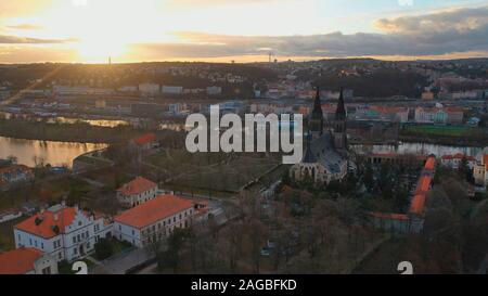 Vue aérienne de Vesehrad sur la Vltava au coucher du soleil la lumière dans l'hiver à Prague, République Tchèque Banque D'Images