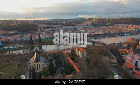 Vue aérienne de Vesehrad sur la Vltava au coucher du soleil la lumière dans l'hiver à Prague, République Tchèque Banque D'Images