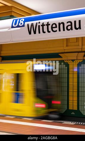 Berlin, Allemagne. 25Th Dec 2019. La ligne de métro 8 s'exécute dans la station Wittenau. Credit : Fabian Sommer/dpa/Alamy Live News Banque D'Images