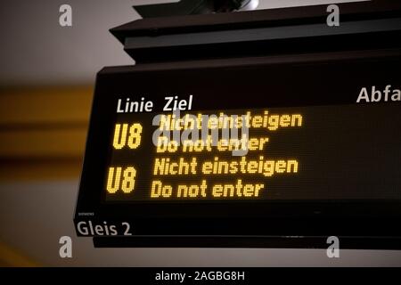 Berlin, Allemagne. 25Th Dec 2019. Un affichage dans la station Wittenau de la ligne 8 indique 'ne pas entrer". Credit : Fabian Sommer/dpa/Alamy Live News Banque D'Images