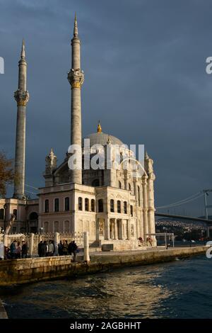 Istanbul, Turquie. Le 23 novembre 2019. Mosquée Ortakôy Ortakôy (Camii). officiellement le Buyuk Mecidiye Camii. Détroit du Bosphore Banque D'Images