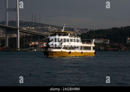 Istanbul, Turquie. Le 23 novembre 2019. Navire public sur le détroit du Bosphore Banque D'Images