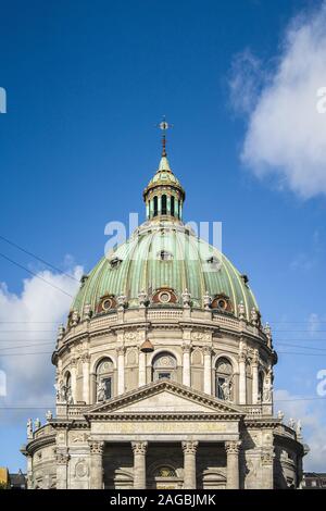 Photo verticale de l'église Frederik sous le ciel bleu capturé à Copenhague, Danemark Banque D'Images