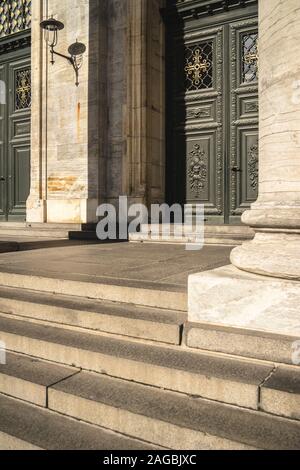 Photo verticale de l'entrée de l'église de Frederik capturée à Copenhague, Danemark Banque D'Images