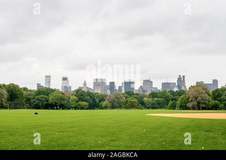 Sur le terrain de baseball dans Central Park avec vue sur Manhattan skyline Banque D'Images