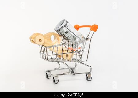 Modèle de maison en mini panier avec pile de pièces d'argent sur la table en bois de l'investissement résidentiel. Concept pour la propriété, d'hypothèques et de l'investissement immobilier Banque D'Images