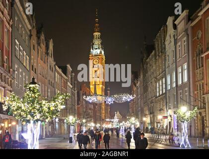 Gdansk, Pologne. Dec 18, 2019. Décorations de Noël, la mairie principale et les touristes vu sur Dluga street. Des milliers de lumières brillent chaque nuit sur les principales rues et places de Gdansk. La plupart des décorations ont été installées dans la vieille ville. Credit : Damian Klamka/ZUMA/Alamy Fil Live News Banque D'Images