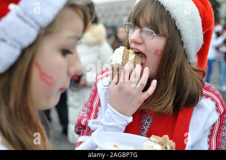 Cherkasy, Ukraine,janvier,14, 2014 : Groupe d'adolescents habillés en Père Noël a pris part dans la ville festival de Noël Banque D'Images