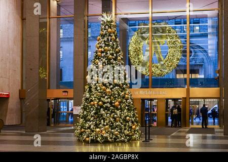 Arbre de Noël, hall de MetLife Building, fêtes, NYC Banque D'Images