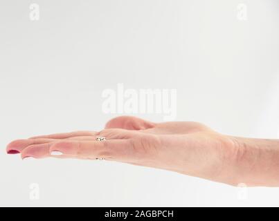 Manucure avec palm féminin sur un fond clair. Banque D'Images