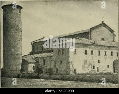 . Une histoire de l'architecture en Italie de l'époque de Constantin à l'aube de la renaissance. ) L'allée et murs claire-voie présente une série d'arcadesin aveugle rude brique, d'wliich chaque arche contenue à l'origine une broadwindow. La plupart de ces ont maintenant été paroi u]). Le cam-panile ronde est détachée sur le côté de l'allée de gauche ; il a été ^ IIiil)srli, J). . ; ; Dartein Mothes, p. 155. ClIKISriAN AKCmiKi KAIII.V n KK 69 piTSUiuid d'être o( le même:i&Lt ;;e avec l'église, l)ut c'est &lt;h) uhtful.l'intérieur est un inj:rect;lo quatre-vingt-dix-ei";ht pieds et hroad oneluint al)nt Banque D'Images