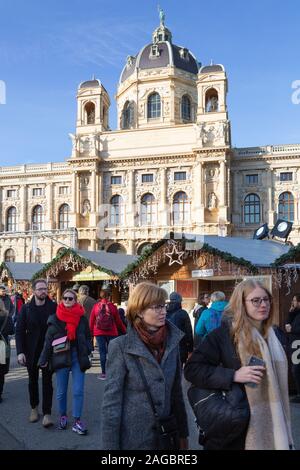 Marché de Noël de Vienne ; les gens dans journée de shopping au marché de Maria Theresien Platz, à l'extérieur de la Natural History Museum, Vienne Autriche Europe Banque D'Images