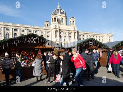 Marché de Noël de Vienne ; les gens dans journée de shopping au marché de Maria Theresien Platz, à l'extérieur de la Natural History Museum, Vienne Autriche Europe Banque D'Images