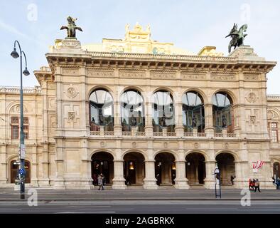 Extérieur de l'Opéra national de Vienne ; centre-ville de Vienne, Vienne Autriche Europe Banque D'Images