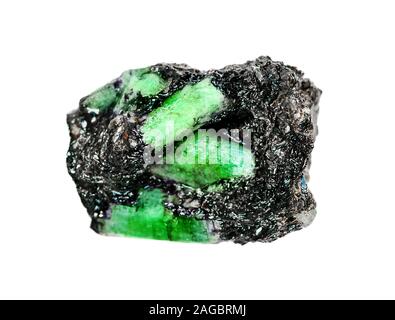 Plusieurs cristaux de béryl vert minéral connu sous le nom de pierre précieuse émeraude de l'Oural, dans une matrice d'ardoises micacées isolé sur fond blanc Banque D'Images