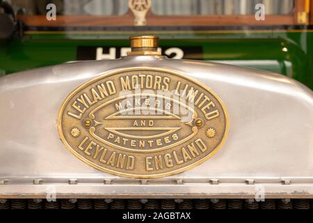 Close up de Leyland emblème insigne de radiateur o nvintage au bus Crich tramway museum Derbyshire Banque D'Images
