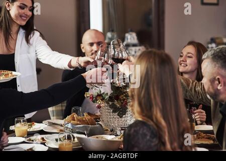 Et ici nous avons commencé une partie. Amis de la famille avoir beau temps dans un beau restaurant moderne de luxe Banque D'Images