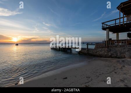 Paysage à couper le souffle du soleil sur l'océan à Bonaire, dans les Caraïbes Banque D'Images