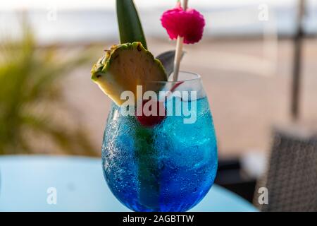 Mise au point sélective d'une boisson rafraîchissante bleue parfaite pour étancher la soif estivale Banque D'Images