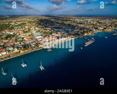 Photo aérienne de l'île tropicale de Kralendijk à Bonaire, dans les Caraïbes Banque D'Images
