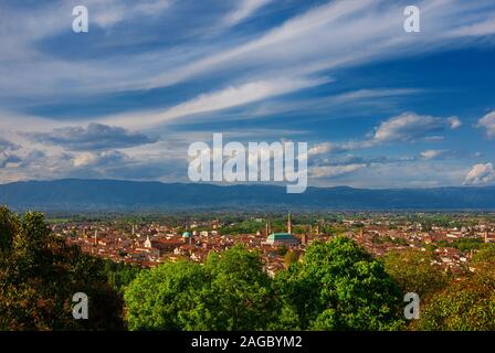 Vue panoramique de Vicenza centre historique avec la célèbre Basilique palladienne renaissance et de montagnes à proximité de nuages, du Mont Berico terrasse Banque D'Images