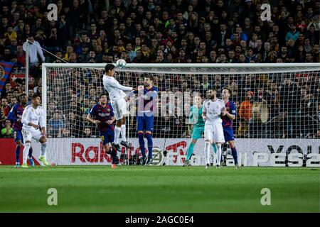 Barcelone, Espagne. Dec 18, 2019. 05 Raphael Varane de France du Real Madrid au cours de la Liga entre le FC Barcelone et le Real Madrid au Camp Nou le 18 décembre 2019 à Barcelone, Espagne. Credit : CORDON PRESS/Alamy Live News Banque D'Images