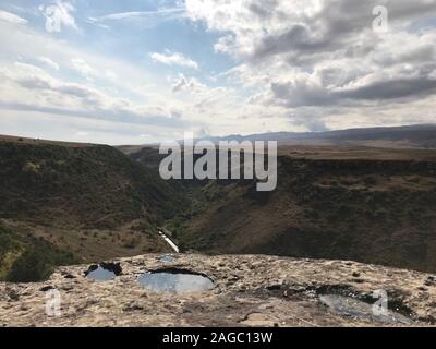 Photo en grand angle d'un sommet avec des nuages à couper le souffle réfléchir dans les flaques Banque D'Images