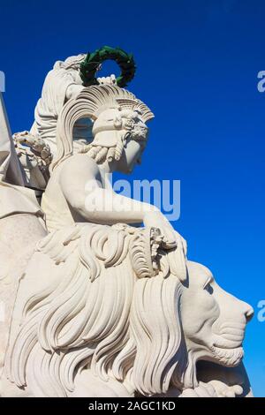 Lisbonne, Portugal : Détail de la sculpture située au sommet de l'Arco da Rua Augusta par l'artiste français Anatole Calmels, représentant la gloire de récompenser la bravoure Banque D'Images