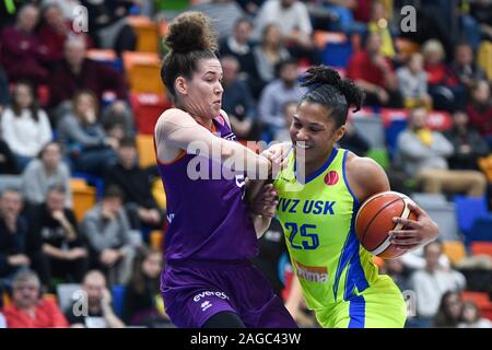 Megan Huff de Riga, à gauche, et Alyssa Thomas de l'USK en action lors de la Ligue européenne féminine de basket-ball 8e tour groupe correspondent à l'USK Praha vs TTT Riga à Prague, République tchèque, le 18 décembre 2019. (Photo/CTK Michal Kamaryt) Banque D'Images