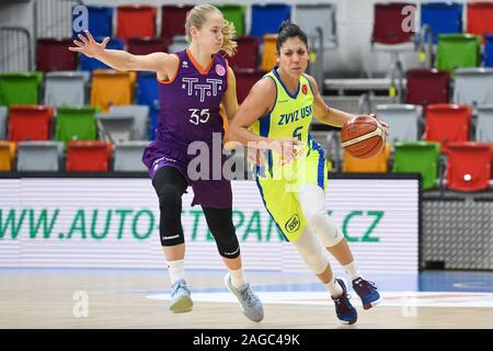 Kate Kreslina de Riga, à gauche, et Cristina Ouvina de l'USK en action lors de la Ligue européenne féminine de basket-ball 8e tour groupe correspondent à l'USK Praha vs TTT Riga à Prague, République tchèque, le 18 décembre 2019. (Photo/CTK Michal Kamaryt) Banque D'Images